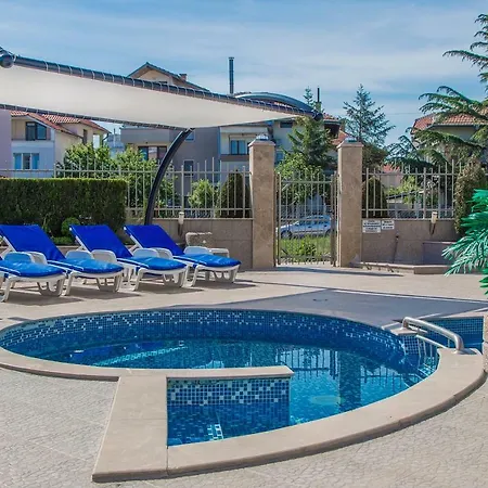 семеен адена Hotel Chernomorets