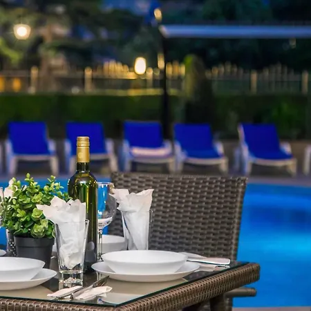 Szálloda семеен адена 3*